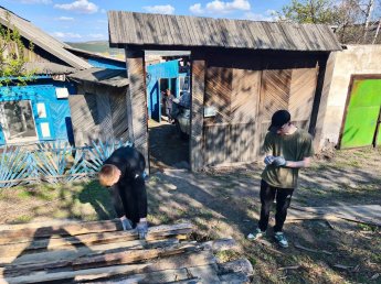 В городе Свирске активисты «Молодой Гвардии Единой России», объединившись с добровольцами из Добро.Центра, оказали индивидуальную поддержку семье, чей родственник участвует в Специальной Военной Операции.
