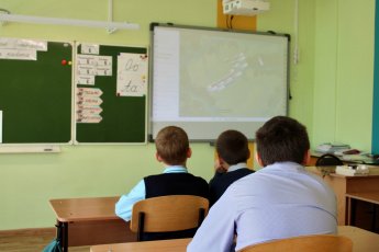 Михаил Нагаев, специалист по патриотическому воспитанию МУ "ГМСК" , провел увлекательную интеллектуальную игру для учащихся Основной общеобразовательной школы п. Березовый
